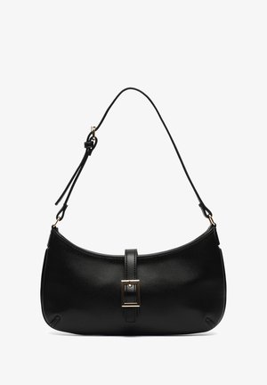 Černá kožená kabelka přes rameno s nastavitelným popruhem a předním detailem s přezkou, na bílém pozadí.