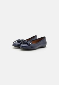 Mørkeblå lakk lær ballettsko med rund tå, knyttet aksent foran og flat såle. Glatt tekstur og minimalistisk design.