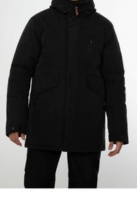 Mustaparkkimallinen untuva takki, jossa on huppu, useita käyttö-taskuja ja vetoketjukiinnitys. Ominaisuuksiin kuuluu teksturoitu kangas ja nepparikiinnitys.