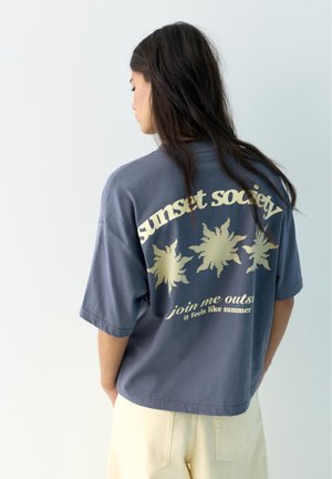 PULL&BEAR SHORT SLEEVE WITH PRINTED GRAPHIC - T-SHIRT - Print T-shirt - grey