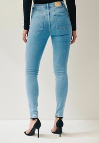 Next SUPER SOFT STANDARD - Vaqueros slim fit - bleach blue