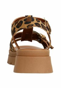 Sandaal met luipaardprint, bruin faux suede bovenkant, open achterontwerp en chunky tan platformzool met textuurdetails.