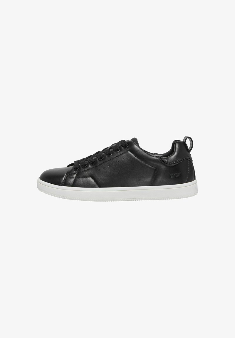 Baskets en cuir noir avec une finition lisse, design à lacets, semelle en caoutchouc blanche et petit onglet au talon ; présentant des détails de perforation minimaux.