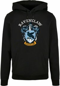 Svart hettegenser med et stort Ravenclaw-våpen i blått og sølv, med et ravengrafikk og tekst over og under emblemet.