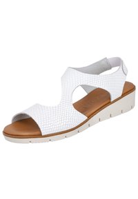 Sandalias blancas con un patrón texturizado de piel de serpiente, diseño de punta abierta y una plantilla acolchada de color marrón claro sobre una suela plataforma blanca.