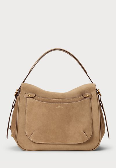 Sac à main en daim beige clair avec une forme courbée. Il possède une seule poignée supérieure, des accents en matériel doré et des coutures décoratives.