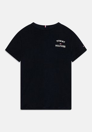 Schwarzes T-Shirt mit kurzen Ärmeln, kleinem Tommy Hilfiger Logo und Flaggenemblem auf der linken Brust und dem Ärmel.