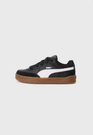 Svart sneakers med vita accenter, syntetiskt ovandel, texturerad yta, rund tå, gummisula och snörningsdesign. Utrustad med Puma-logotyp.