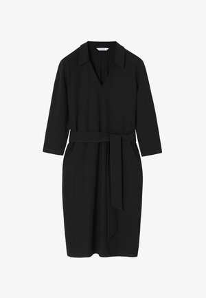 Abito nero al ginocchio con maniche a tre quarti, colletto a V e una cintura in coordinato legata in vita.