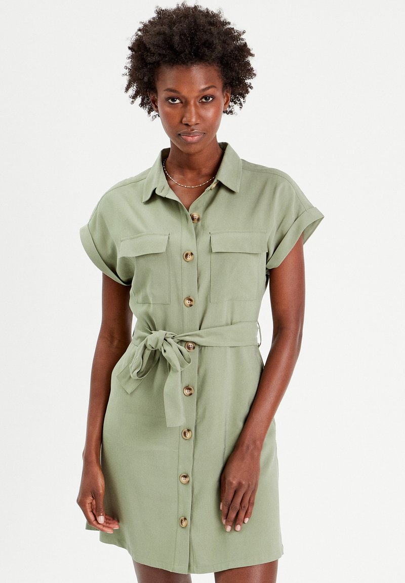 Cache Cache FLIESSENDES MIT GÜRTEL - Robe chemise - vert kaki
