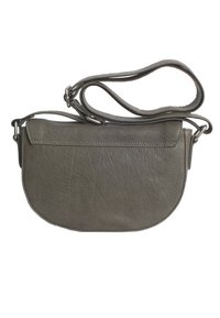 Grå läder crossbody-väska med rundad form, fällstängning och en lång justerbar rem. Ytan har en texturerad finish.