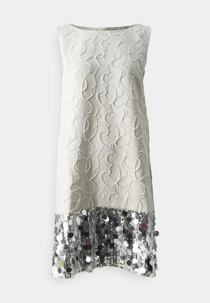 Vestido sin mangas en tela texturizada de color gris claro con un patrón bordado en espiral, que presenta un dobladillo de lentejuelas plateadas.