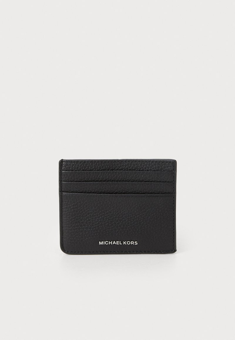 Portafoglio in pelle nera con finitura testurizzata. Presenta quattro scomparti per carte e il logo del marchio impresso sul fronte. Design compatto e rettangolare.
