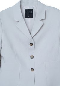 Blazer su misura grigio chiaro con revers, tre bottoni scuri, tasche a patta e un'etichetta "CALLIOPE" di taglia piccola all'interno del collo.