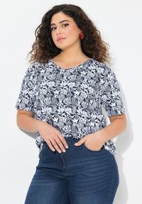 Ulla Popken CORAL REEF SHORT SLEEVE V-NECK  - Triko s potiskem - classic navy blue