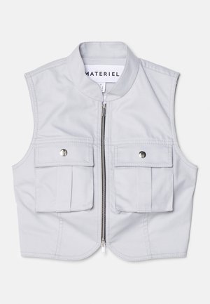 Gilet sans manches gris clair en tissu lisse, doté d'une fermeture éclair sur le devant, de deux grandes poches avant et d'un col montant.