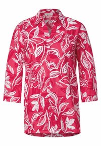 Chemise rose à boutons avec des motifs de feuilles et de fleurs tropicales blanches, dotée d'un col et de manches trois quarts.