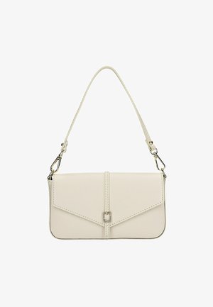 Ivory leren clutch met een omgevouwen flap, zilveren hardware en een decoratieve gesp. Beschikt over een afneembare schouderriem voor veelzijdigheid.