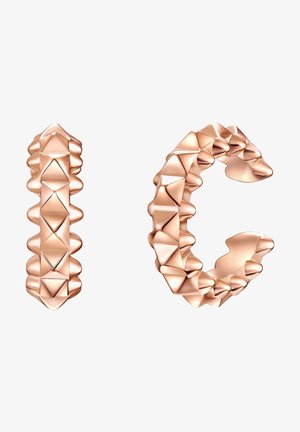 Pendientes de oro rosa con un diseño texturizado que presenta tachuelas triangulares. Los pendientes son abiertos, formando una forma circular con anchos variados.