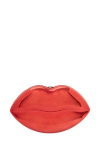 Punainen akryylinen clutch, joka on muotoiltu huuliksi, ja siinä on sileä pinta sekä metallinen suljettava nappi. Uniikki, leikkisä muotoilu kiiltävällä pinnalla.