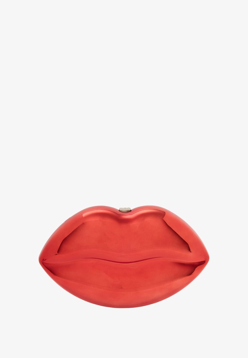 Clutch acrílico rojo en forma de labios, con una textura suave y un cierre metálico a presión. Diseño único y juguetón con un acabado brillante.