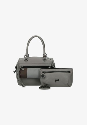Sac à main en cuir gris avec surface texturée, fermeture éclair, doubles poignées et pochette détachable avec logo et accents de couleur contrastante.