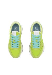 Zapatillas verdes brillantes con una mezcla de ante y malla, con cordones azul claro y un collar acolchado para mayor comodidad. Marca mínima en el talón.