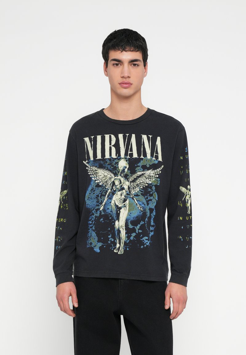 Czarna koszulka z długim rękawem z grafiką zespołu Nirvana. Projekt zawiera anielską postać, kolorowe akcenty oraz tekst na rękawach.