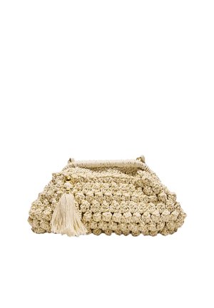 Borsa a mano beige lavorata a uncinetto con una texture intrecciata e un grande nappina appesa a un lato, su sfondo bianco.