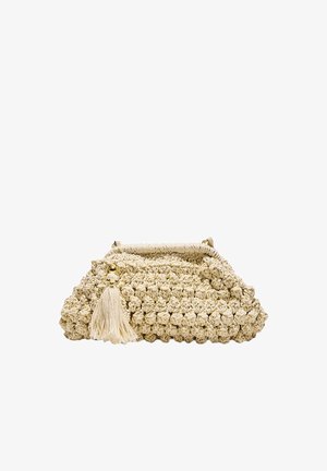 Béžová pletená kabelka so zapletenou textúrou a veľkou strapcami visiaci zo strany, na bielom pozadí.