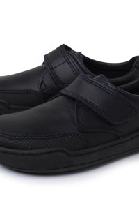 Scarpe nere con tomaia in pelle liscia e dettagli in rete, dotate di una ampia fascia in Velcro per una facile chiusura e una suola in gomma robusta.