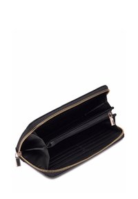 Portafoglio in pelle nera con zip dorata, dotato di più scomparti, una tasca con zip e slot per carte su un lato.