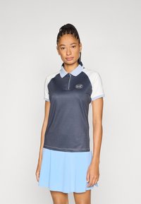 Tumši zils polo kleita ar apkaklīti, īsām baltām piedurknēm un fakturētu rakstu. Ar EAZ logotipu un gaiši zilu svārku daļu.