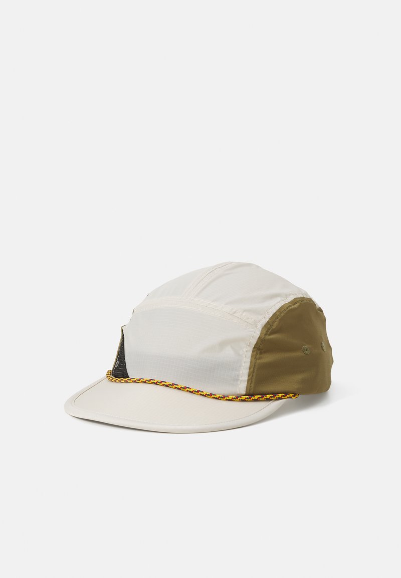 Casquette avec un design blanc et vert olive, dotée d'une visière structurée et de panneaux en mesh. Accentuée d'un bord brodé multicolore.