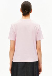 Kurzes rosa Baumwoll-T-Shirt mit kurzen Ärmeln und Rundhalsausschnitt. Der Saum ist gerade, und der Stoff wirkt weich mit leichtem Glanz.
