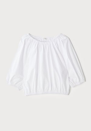 Hvit, lett bluse med rund hals, trekvart lange puffermene og elastisk liv, med en glatt, blank tekstur.