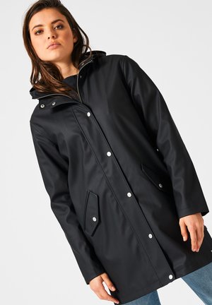Manteau de pluie noir imperméable avec capuche, fermetures à pression et poches avant. Texture lisse, design mi-long et accents minimalistes.