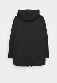 Parka nera con cappuccio, maniche lunghe, orlo con coulisse e tessuto dalla texture liscia. Design semplice senza motivi o dettagli visibili.