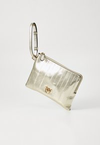 Borsetta clutch in oro metallico con zip, texture coccodrillo, tracolla regolabile e un accent gold ring sul fronte.