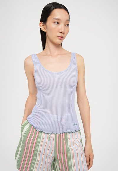 Débardeur à côtes de couleur violet clair avec un col arrondi et un ourlet festonné. Tissu texturé, associé à un short rayé vert et blanc.
