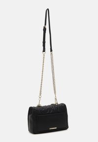 Sac à épaule en simili cuir noir avec un motif matelassé, chaîne en argent et bandoulière réglable, doté d'une poche avant et d'un accent de logo.