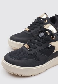 XTI Baskets basses - black