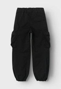 Svarta cargo-byxor med elastisk midja, två sidofickor och samlade ärmslut. Tillverkade i ett hållbart tyg med en mjuk textur.