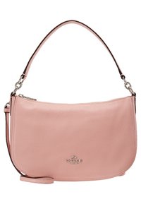 Sac à main en cuir rose clair avec une texture lisse, une forme incurvée et une bandoulière ornée d'une chaîne. Présente un logo argenté sur le devant.