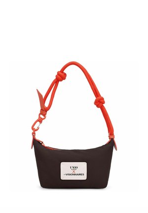 Piccola borsa nera con tracolla annodata arancione brillante ed etichetta bianca con la scritta "UNIO x LES VISIONNAIRES" sul davanti.