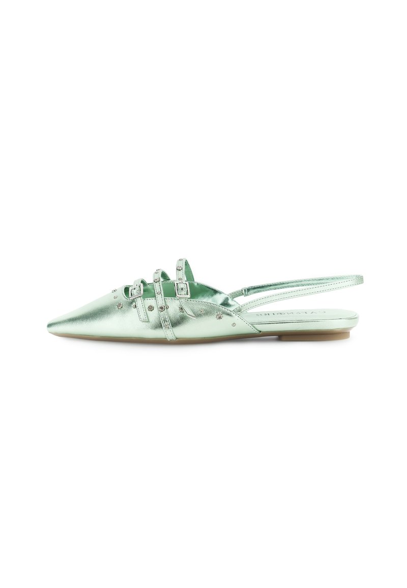 Zapato plano en verde menta metálico con punta afilada, que presenta correas decorativas y acentos de tachuelas en la parte superior, así como un diseño delicado de tiras en el talón.