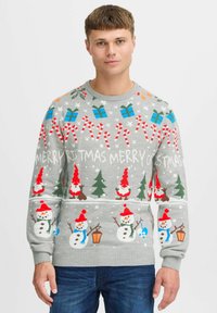 Grau gestrickter Pullover mit festlichen Motiven: Schneemänner, Bäume, Geschenke und Zuckerstangen in Rot, Grün und Blau. Rundhalsausschnitt und gerippte Bündchen.