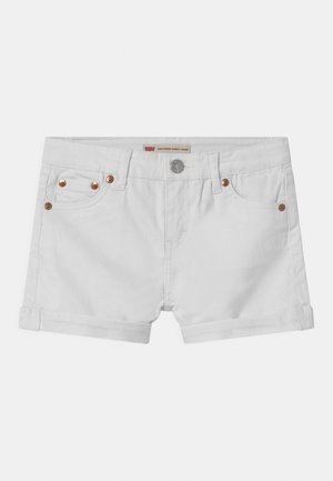 Shorts en denim blanc pour femmes avec bouton à l'avant, rivets en cuivre et revers roulés, présentés sur un fond uni.
