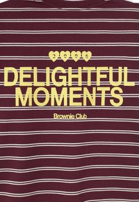 Camiseta de rayas granate con texto amarillo llamativo: "MOMENTOS ENCANTADORES 2006" y logotipo del "Club Brownie". Material de algodón con textura suave.