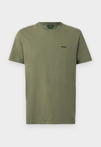 Olívazöld pamut póló rövid ujjakkal, kerek nyakkivágással és kis fekete "BOSS" logóval a bal mellrészen. Simogató tapintású, egyszerű design.